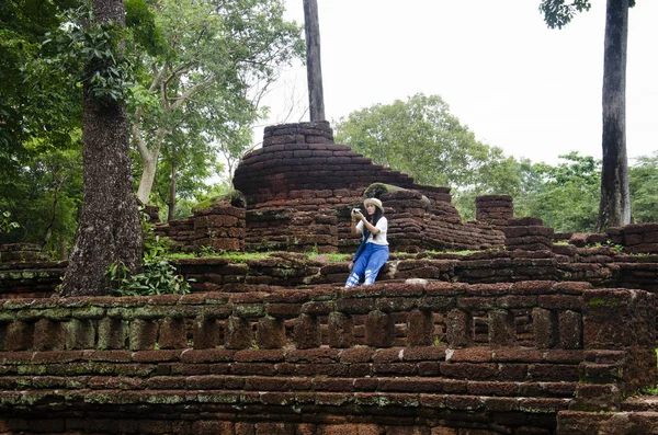Ziyaret ve seyahat seyahat etmek Taylandlı kadın almak fotoğraf eski binada ve Kamphaeng Phet Historical Park kalıntıları bir arkeolojik sit ve Aranyik alanda Kamphaeng Phet, Tayland