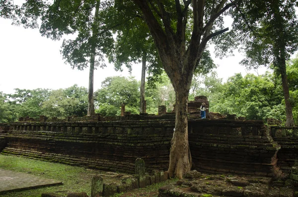 Ziyaret ve seyahat seyahat etmek Taylandlı kadın almak fotoğraf eski binada ve Kamphaeng Phet Historical Park kalıntıları bir arkeolojik sit ve Aranyik alanda Kamphaeng Phet, Tayland