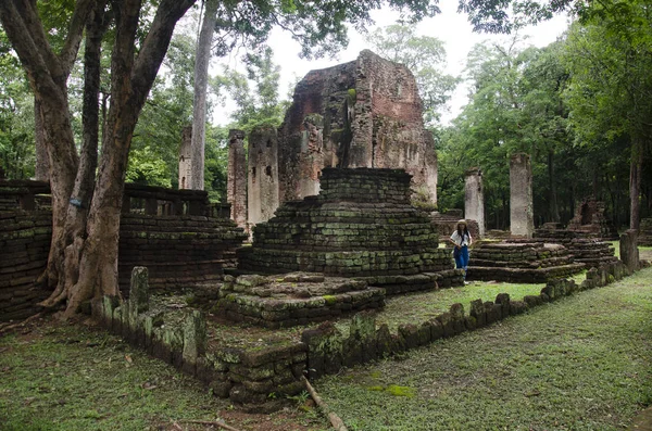 歩いて訪問旅行出張タイ女性は 古代の建物の写真を撮るし カムペーン ペット歴史公園の遺跡は考古学的なサイトと Aranyik カムペーン ペット県地区 — ストック写真