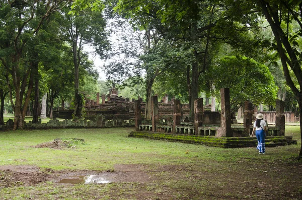 Ziyaret ve seyahat seyahat etmek Taylandlı kadın almak fotoğraf eski binada ve Kamphaeng Phet Historical Park kalıntıları bir arkeolojik sit ve Aranyik alanda Kamphaeng Phet, Tayland