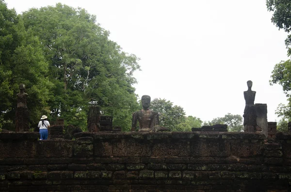 旅行者泰国妇女步行参观和旅行照相在古建筑和废墟烹 Phet 历史公园是一个考古学地点和 Aranyik 地区在烹 Phet — 图库照片