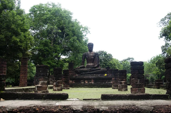 Antik Bina ve kalıntılar şehir Kamphaeng Phet Tarih Parkı Wat Phra şarkı, Buda heykelinin görünümü manzara bir arkeolojik site ve Aranyik alanda Kamphaeng Phet, Tayland olduğunu