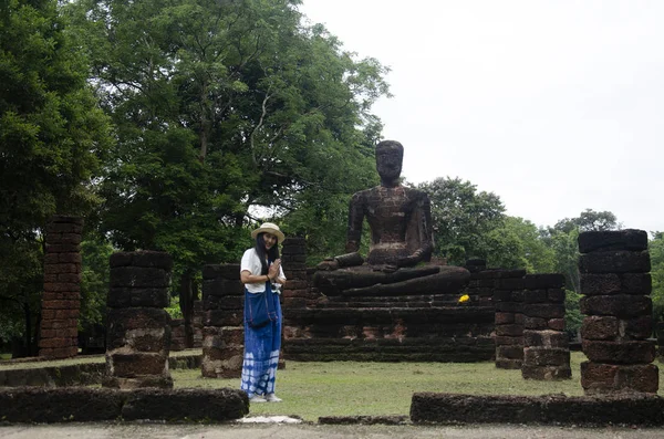 Путешественники Тайская Женщина Пешком Посетить Путешествовать Сфотографироваться Древнем Здании Руины — стоковое фото