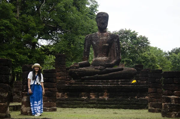 Ziyaret ve seyahat seyahat etmek Taylandlı kadın almak fotoğraf eski binada ve Kamphaeng Phet Historical Park kalıntıları bir arkeolojik sit ve Aranyik alanda Kamphaeng Phet, Tayland