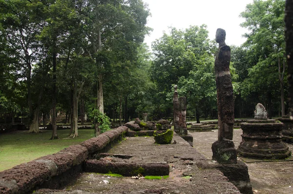 Antik Bina ve kalıntılar şehir Kamphaeng Phet Tarih Parkı Wat Phra şarkı, Buda heykelinin görünümü manzara bir arkeolojik site ve Aranyik alanda Kamphaeng Phet, Tayland olduğunu