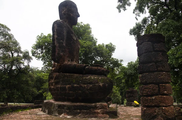 古代の建物や遺跡市のカムペーン ペット歴史公園でワットプラシンで大仏の眺望景観 遺跡と Aranyik カムペーン ペット県地区 — ストック写真