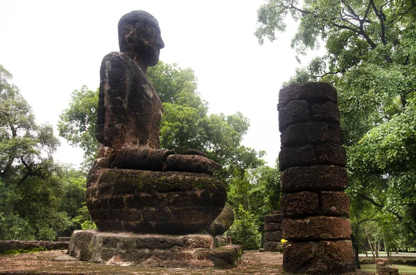 Antik Bina ve kalıntılar şehir Kamphaeng Phet Tarih Parkı Wat Phra şarkı, Buda heykelinin görünümü manzara bir arkeolojik site ve Aranyik alanda Kamphaeng Phet, Tayland olduğunu
