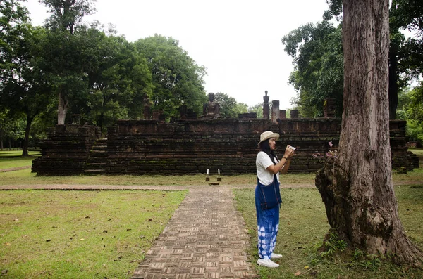 Ziyaret ve seyahat seyahat etmek Taylandlı kadın almak fotoğraf eski binada ve Kamphaeng Phet Historical Park kalıntıları bir arkeolojik sit ve Aranyik alanda Kamphaeng Phet, Tayland