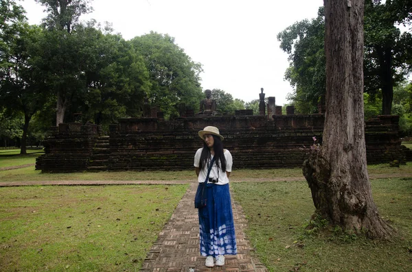 Ziyaret ve seyahat seyahat etmek Taylandlı kadın almak fotoğraf eski binada ve Kamphaeng Phet Historical Park kalıntıları bir arkeolojik sit ve Aranyik alanda Kamphaeng Phet, Tayland