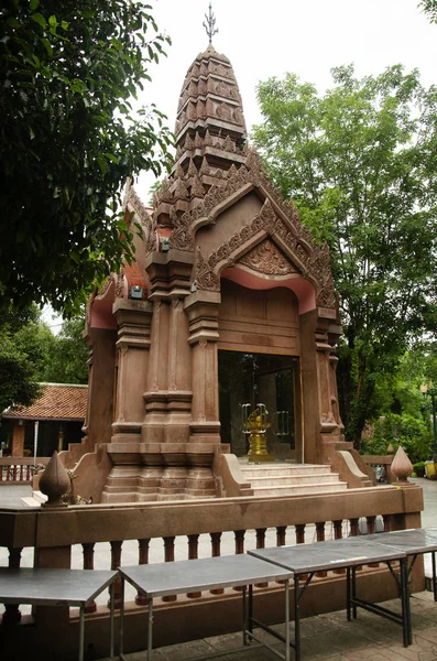 Тайцы Путешественники Молятся Защитить Принести Удачу Kamphaeng City Pillar Shrine — стоковое фото