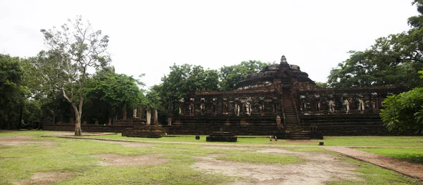 Antik Bina ve kalıntılar şehir Kamphaeng Phet tarihi Park görünümü manzara Wat Chang Rop veya Wat Chang Rob bir arkeolojik site ve Aranyik alanda Kamphaeng Phet, Tayland olduğunu
