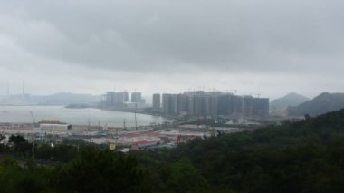 Peyzaj ve Shantou şehir cityscape Swatow City Guangdong, Çin için fırtına Yanfengshan manzara alan ve Queshi manzara alanı açısından yağmur sırasında görüntülemek