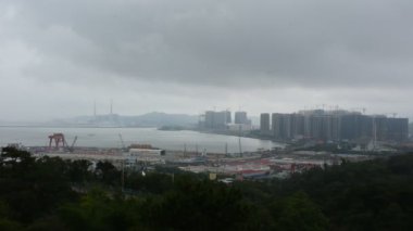 Peyzaj ve Shantou şehir cityscape Swatow City Guangdong, Çin için fırtına Yanfengshan manzara alan ve Queshi manzara alanı açısından yağmur sırasında görüntülemek