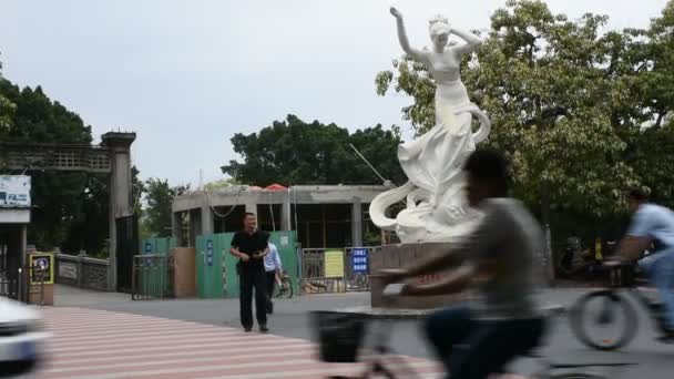 Les Chinois Traversant Route Circulation Avec Sculpture Statue Ange Femme — Video