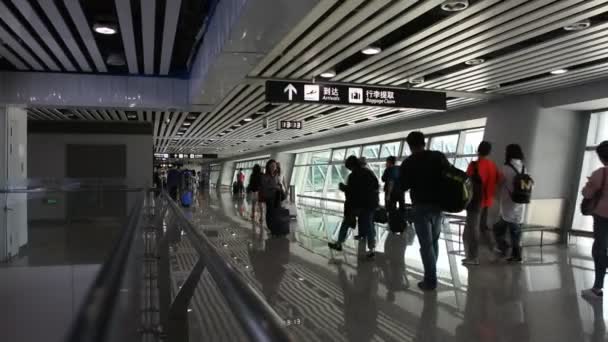 Китайцы Иностранные Путешественники Идущие Внутрь Международного Аэропорта Цзеян Чаошань Шаньтоу — стоковое видео