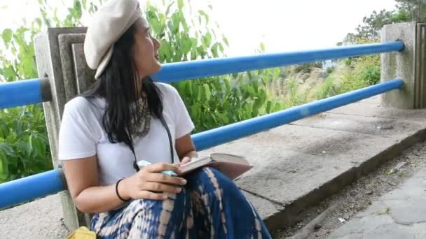 Viajantes Mulher Tailandesa Sentar Escrever Nota Sobre Livro Para Memória — Vídeo de Stock