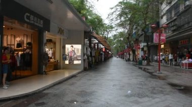 Çin halkı ve yolcuları yabancı seyahat ziyaret ve alışveriş ürün ve Hediyelik eşya Huaqiao Xin Lu Buxingjie gece sokak pazarında Shantou, Çin'de 8 Mayıs 2018 üzerinde yürüyüş