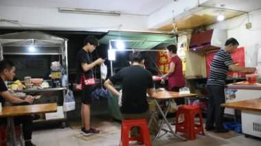 Çin halkı ve gezgin yabancı sipariş gıda ve et Shantou, Çin için 8 Mayıs 2018 üzerinde yerel restoranda Çin baharat ile Sichuan biber ızgara veya barbekü yemek