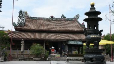 Çince insanlar ve foriegner seyahat etmek ziyaret ve Tarih 8 Mayıs 2018 Chaozhou, Çin Çin Tanrı ve Çin melek Teochew City Kaiyuan tapınağında dua saygı seyahat