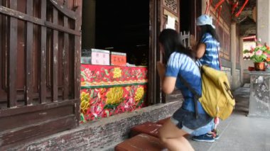 Yolcuları Taylandlı kadınların seyahat ziyaret edin ve Tarih 8 Mayıs 2018 Chaozhou, Çin Çin Tanrı ve Çin melek Teochew City Kaiyuan tapınağında dua saygı