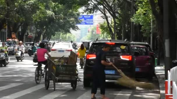 Barredora Carreteras China Que Trabaja Limpia Mantiene Basura Empuja Carro — Vídeos de Stock