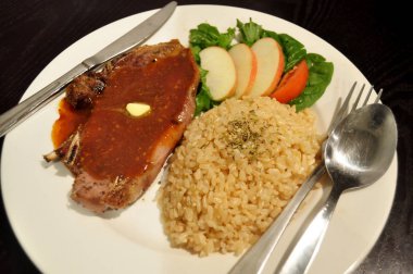 Tay insanlar hazırlama ve yaratıcı füzyon mutfak Oda Perth, Avustralya, yemek için yemek