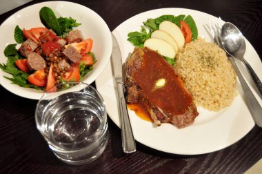 Tay insanlar hazırlama ve yaratıcı füzyon mutfak Oda Perth, Avustralya, yemek için yemek