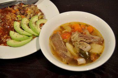 Tay insanlar hazırlama ve yaratıcı füzyon mutfak Oda Perth, Avustralya, yemek için yemek