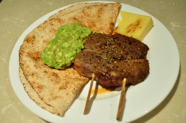 Tay insanlar hazırlama ve yaratıcı füzyon mutfak Oda Perth, Avustralya, yemek için yemek