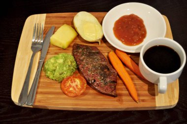 Tay insanlar hazırlama ve yaratıcı füzyon mutfak Oda Perth, Avustralya, yemek için yemek