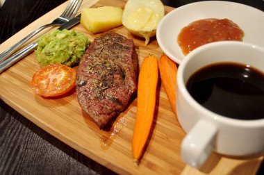 Tay insanlar hazırlama ve yaratıcı füzyon mutfak Oda Perth, Avustralya, yemek için yemek