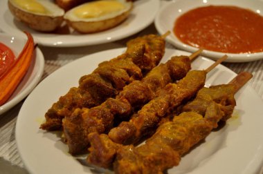 Tay insanlar hazırlama ve yaratıcı füzyon mutfak Oda Perth, Avustralya, yemek için yemek