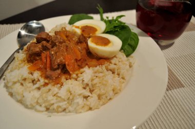 Tay insanlar hazırlama ve yaratıcı füzyon mutfak Oda Perth, Avustralya, yemek için yemek