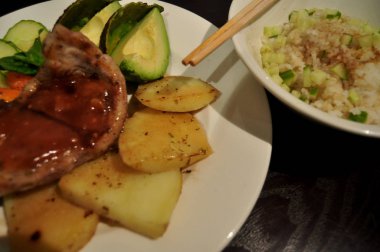 Tay insanlar hazırlama ve yaratıcı füzyon mutfak Oda Perth, Avustralya, yemek için yemek