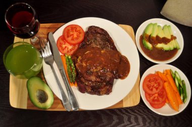 Tay insanlar hazırlama ve yaratıcı füzyon mutfak Oda Perth, Avustralya, yemek için yemek