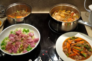 Tay insanlar hazırlama ve yaratıcı füzyon mutfak Oda Perth, Avustralya, yemek için yemek