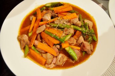 Tay insanlar hazırlama ve yaratıcı füzyon mutfak Oda Perth, Avustralya, yemek için yemek