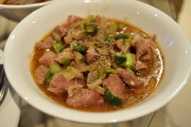 Tay insanlar hazırlama ve yaratıcı füzyon mutfak Oda Perth, Avustralya, yemek için yemek