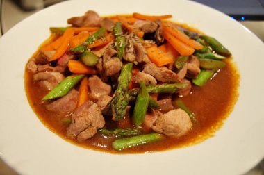 Tay insanlar hazırlama ve yaratıcı füzyon mutfak Oda Perth, Avustralya, yemek için yemek