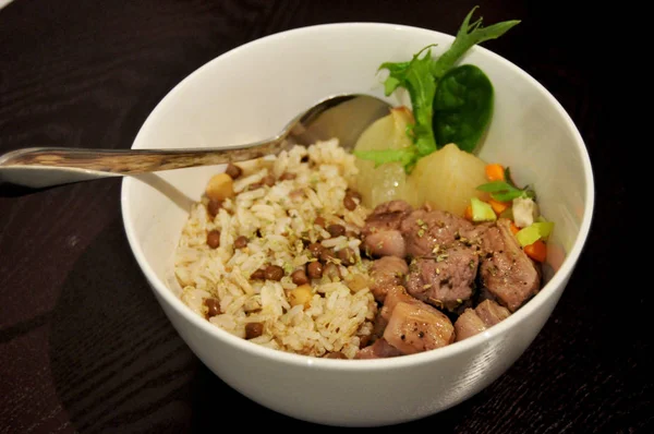 Tay insanlar hazırlama ve yaratıcı füzyon mutfak Oda Perth, Avustralya, yemek için yemek