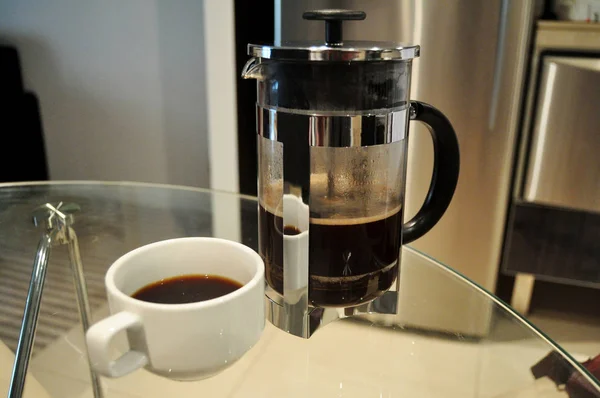 タイの人々 ドリップ コーヒー メーカーやドリッパー パース オーストラリアでキッチン ルームで飲むホット コーヒーを使用します — ストック写真
