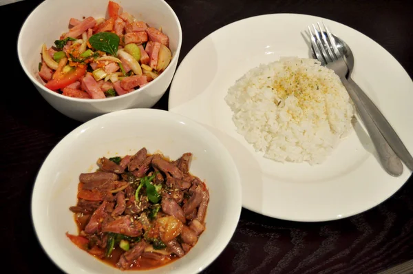 Tay insanlar hazırlama ve yaratıcı füzyon mutfak Oda Perth, Avustralya, yemek için yemek