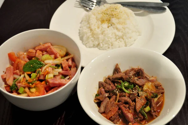 Tay insanlar hazırlama ve yaratıcı füzyon mutfak Oda Perth, Avustralya, yemek için yemek