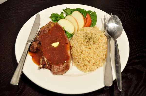 Tay insanlar hazırlama ve yaratıcı füzyon mutfak Oda Perth, Avustralya, yemek için yemek