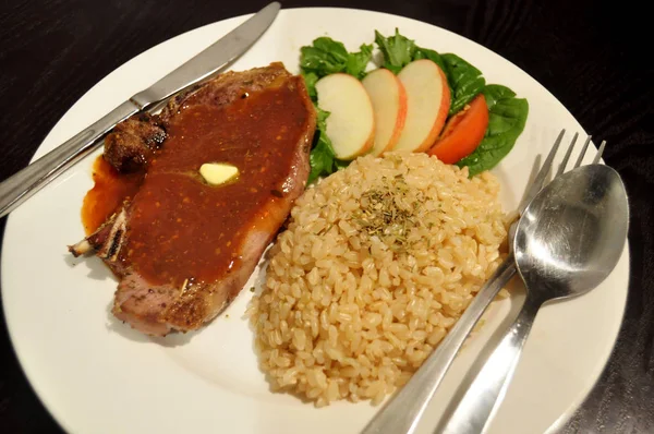 Tay insanlar hazırlama ve yaratıcı füzyon mutfak Oda Perth, Avustralya, yemek için yemek