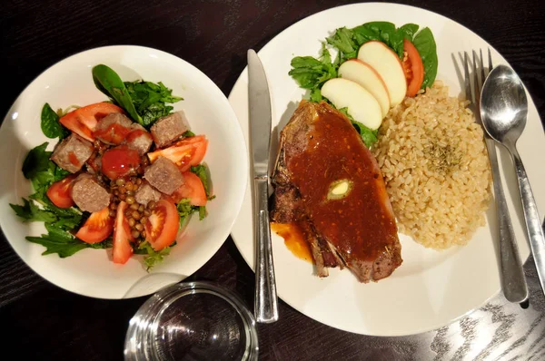 Tay insanlar hazırlama ve yaratıcı füzyon mutfak Oda Perth, Avustralya, yemek için yemek