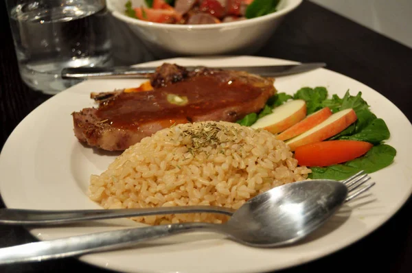 Tay insanlar hazırlama ve yaratıcı füzyon mutfak Oda Perth, Avustralya, yemek için yemek