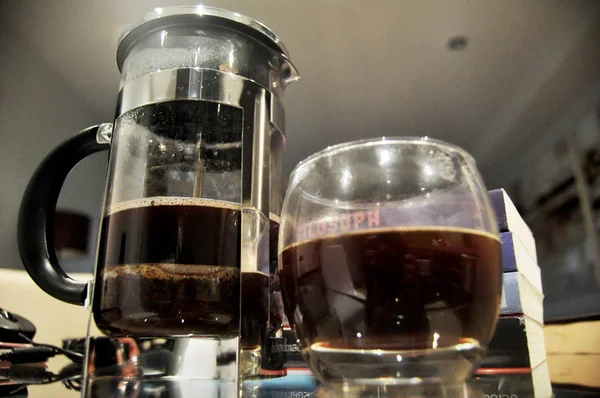 물방울 메이커 Dripper 호주에서 음주에 뜨거운 커피를 사람들 — 스톡 사진