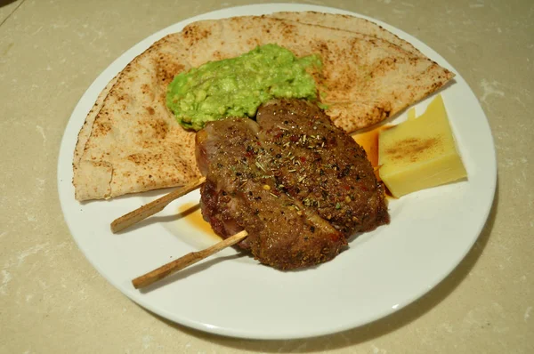 Tay insanlar hazırlama ve yaratıcı füzyon mutfak Oda Perth, Avustralya, yemek için yemek