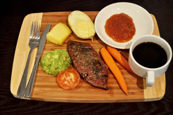 Tay insanlar hazırlama ve yaratıcı füzyon mutfak Oda Perth, Avustralya, yemek için yemek